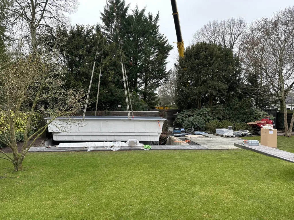 Einbau eines CompassPools im Garten