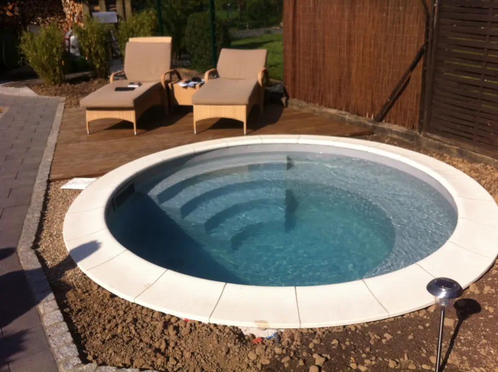 Runder Salzwasserpool mit integrierter Treppe