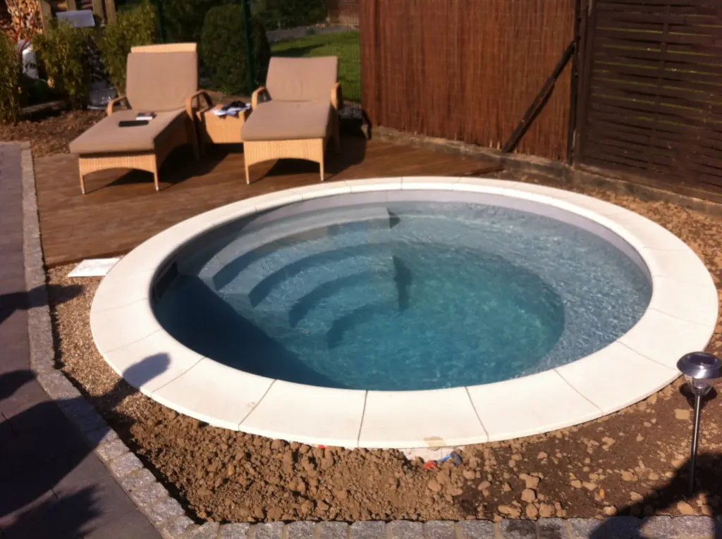 Runder Salzwasserpool mit integrierter Treppe