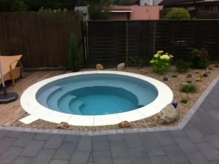 Runder Salzwasserpool mit integrierter Treppe