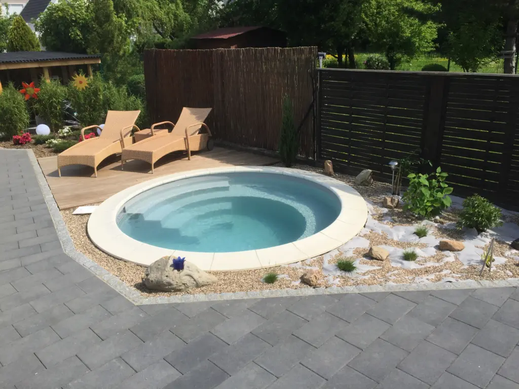 Runder Salzwasserpool mit integrierter Treppe