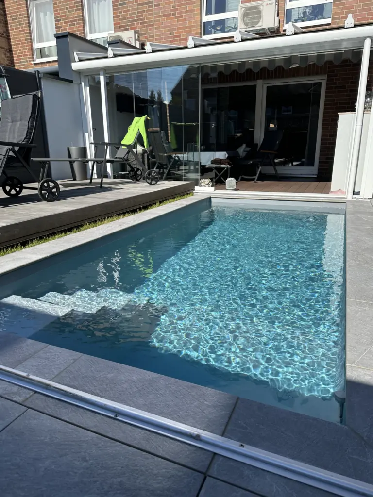 Kompakter Stadtpool mit verschiebbarer Holzabdeckung