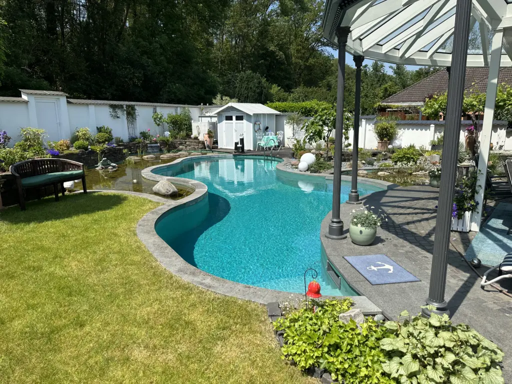 Schwimmteich mit geschwungener Badezone und Uferbereich