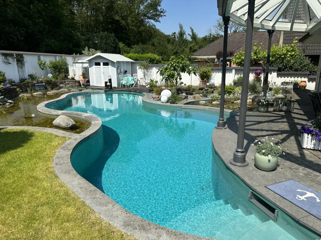 Schwimmteich mit geschwungener Badezone und Uferbereich