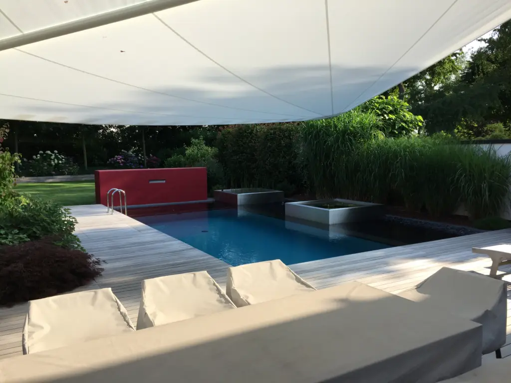 Pool mit Holzterrasse und Gartengestaltung
