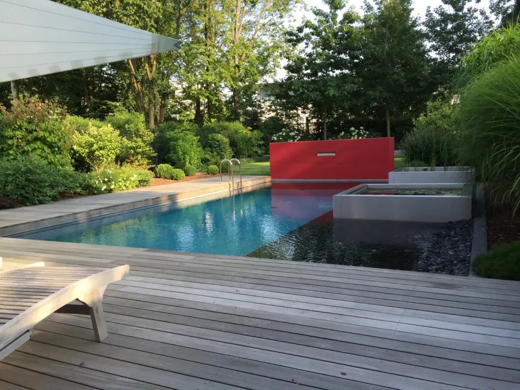Pool mit Holzterrasse und Gartengestaltung