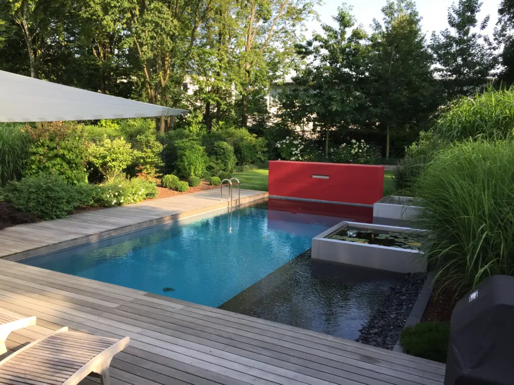 Pool mit Holzterrasse und Gartengestaltung