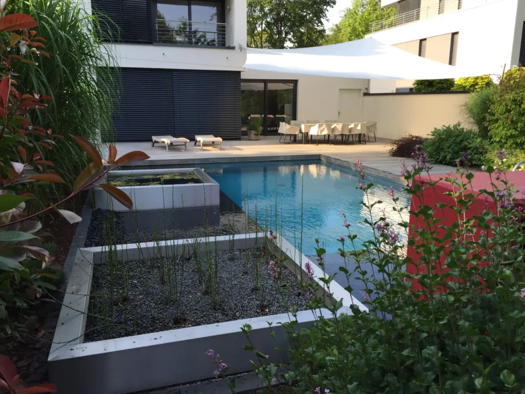 Pool mit Holzterrasse und Gartengestaltung