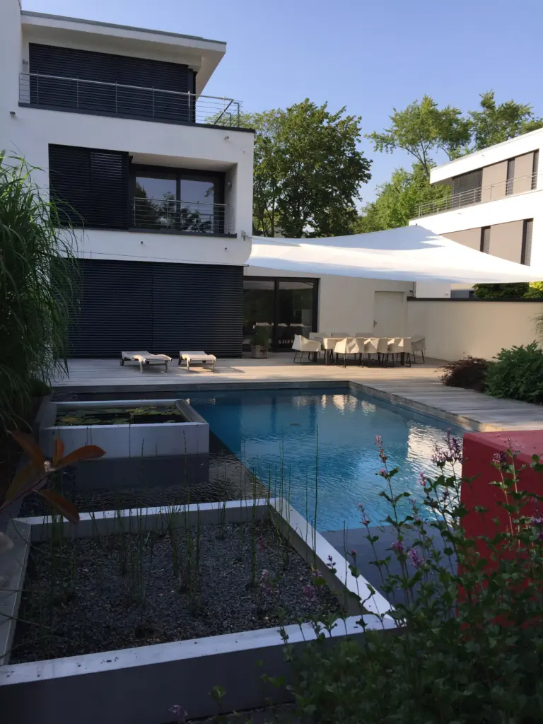 Pool mit Holzterrasse und Gartengestaltung