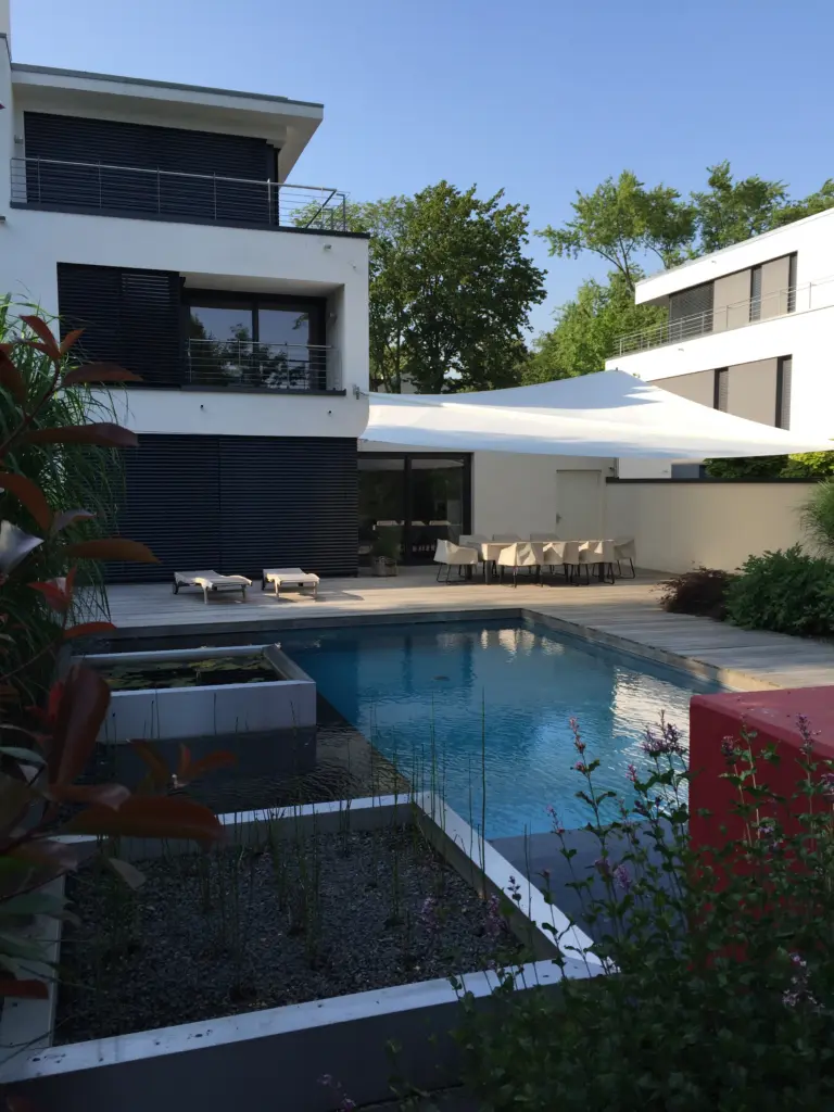 Pool mit Holzterrasse und Gartengestaltung