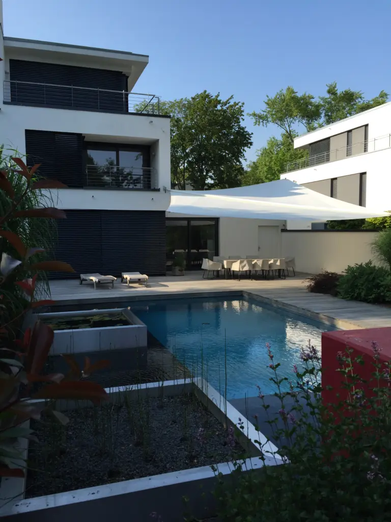 Pool mit Holzterrasse und Gartengestaltung