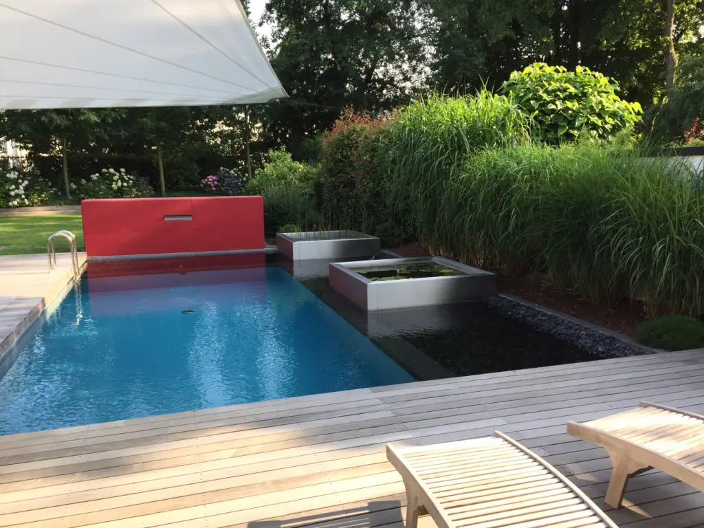 Pool mit Holzterrasse und Gartengestaltung