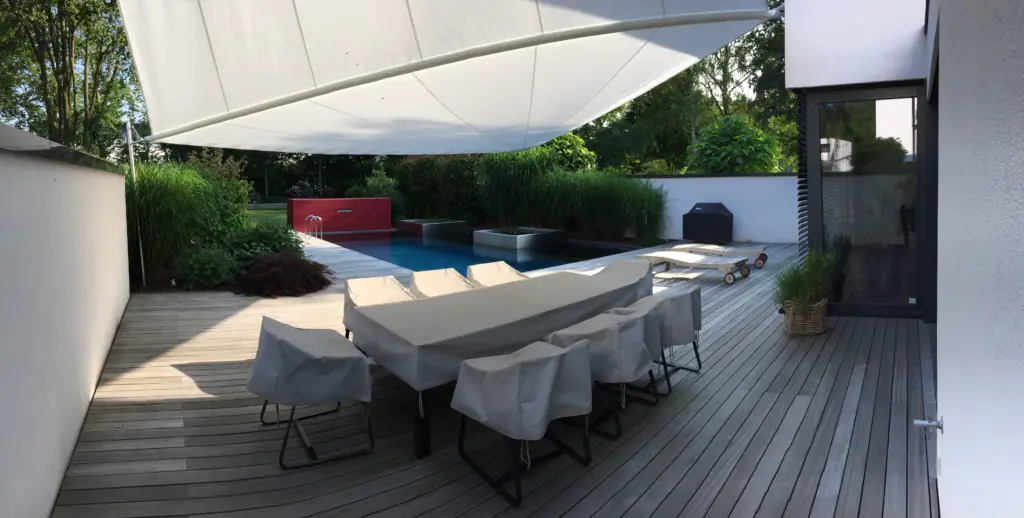 Pool mit Holzterrasse und Gartengestaltung