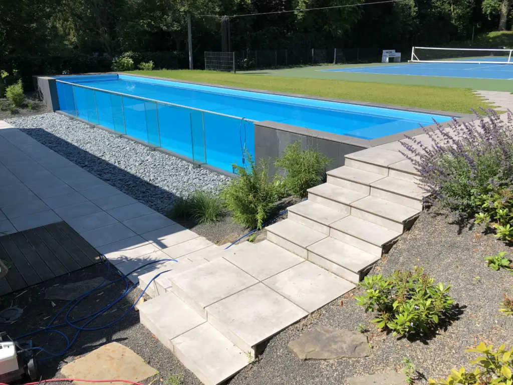 Glaswandpool mit Poolabdeckung