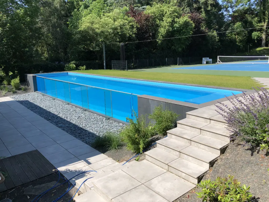 Glaswandpool mit Poolabdeckung