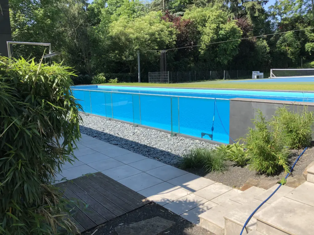 Glaswandpool mit Poolabdeckung