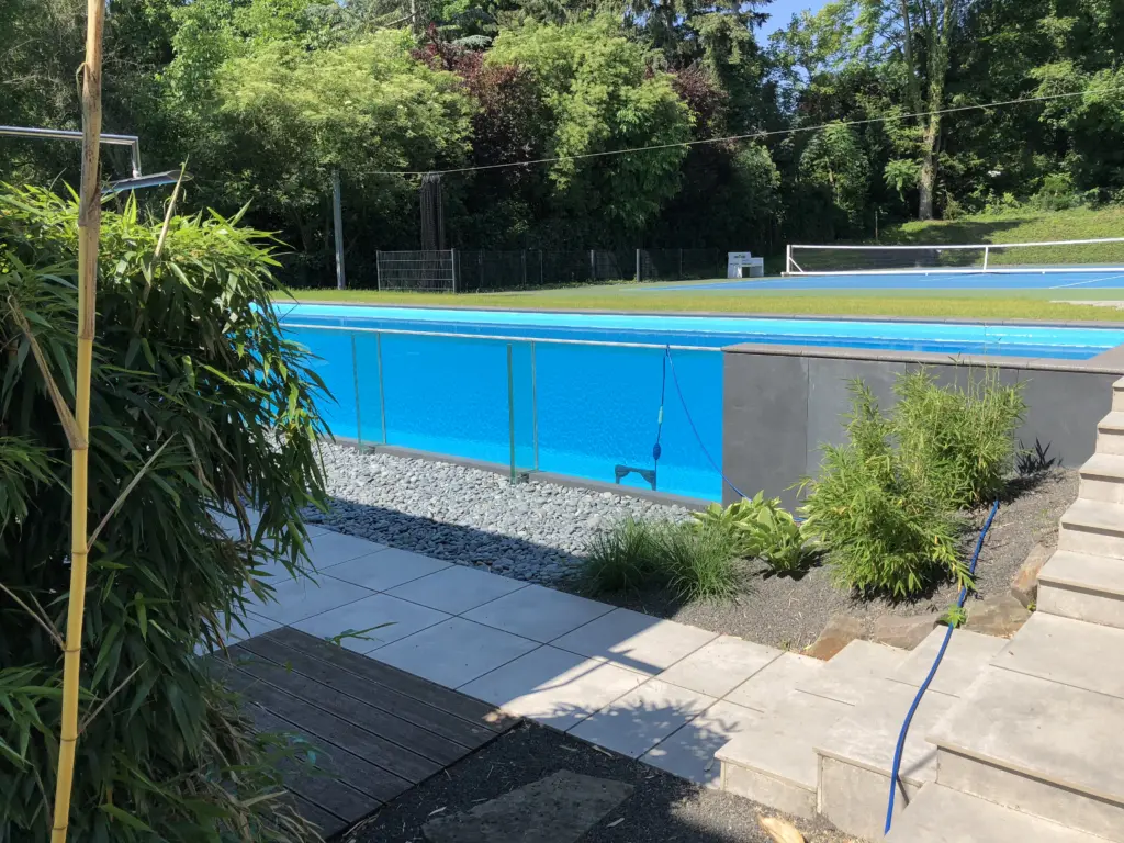 Glaswandpool mit Poolabdeckung