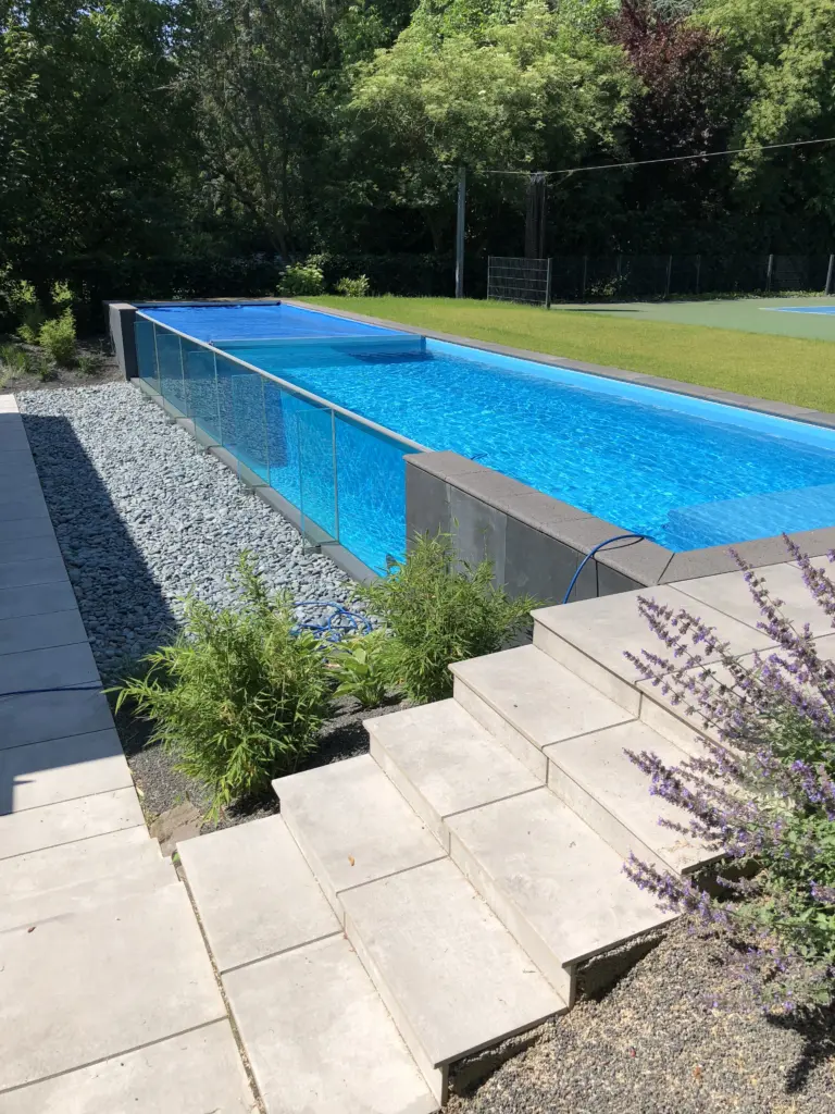 Glaswandpool mit Poolabdeckung