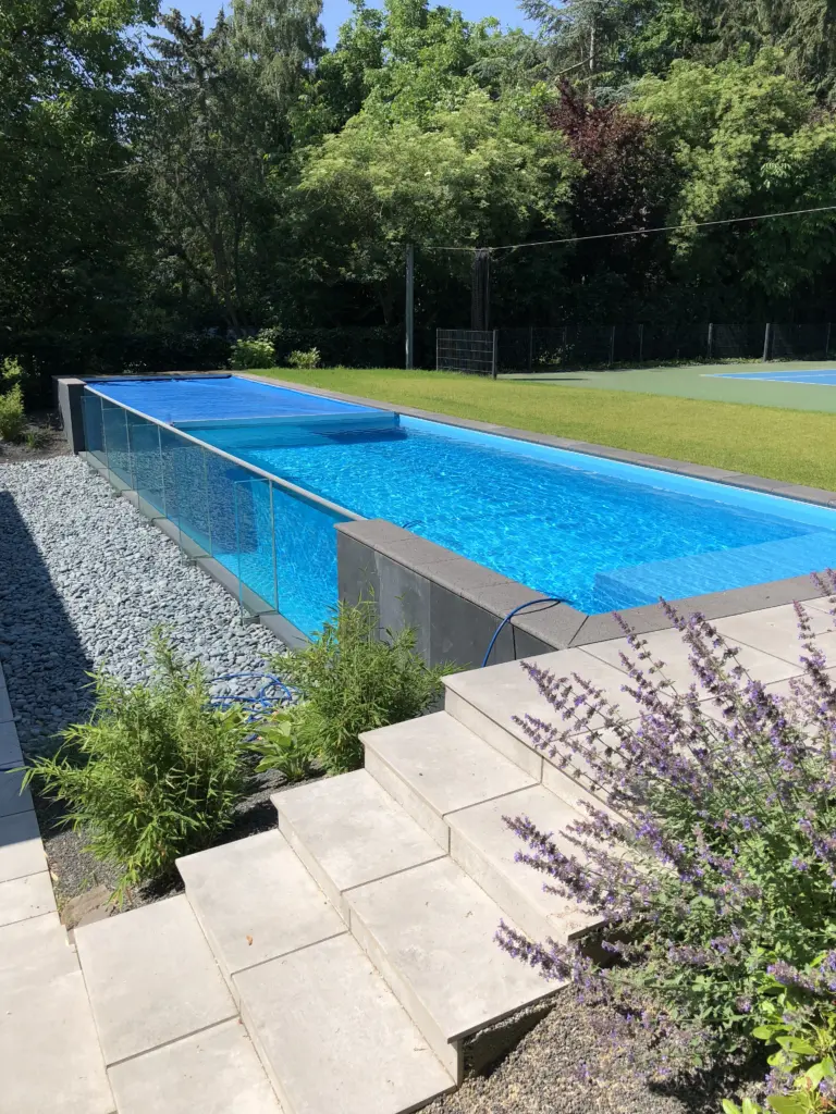 Glaswandpool mit Poolabdeckung
