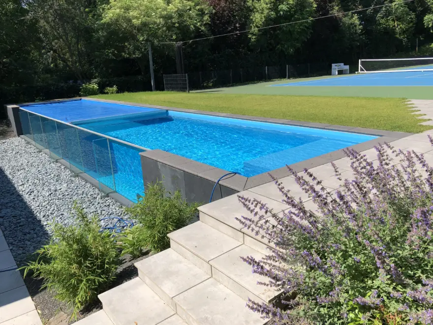 Glaswandpool mit Poolabdeckung