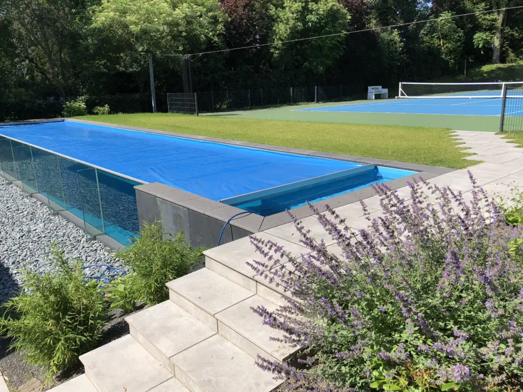 Glaswandpool mit Poolabdeckung