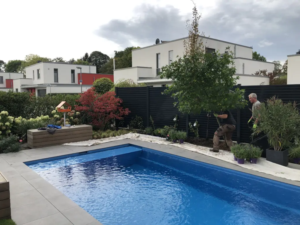 Swimmingpool mit Sitzbänken und Sichtschutz