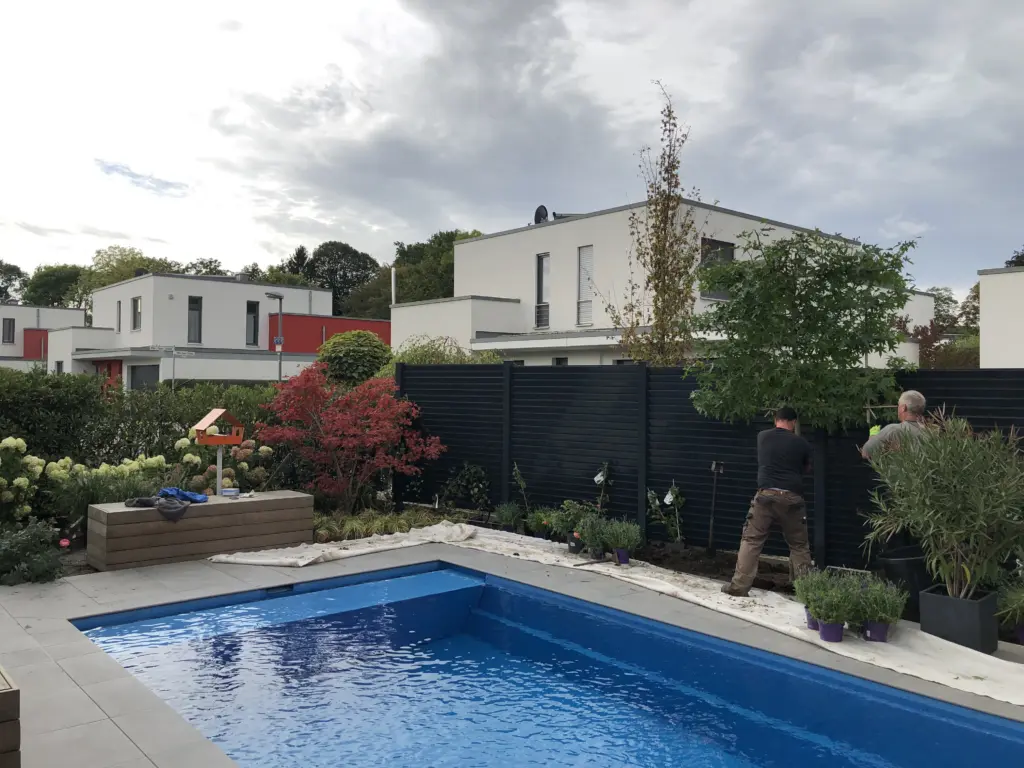 Swimmingpool mit Sitzbänken und Sichtschutz