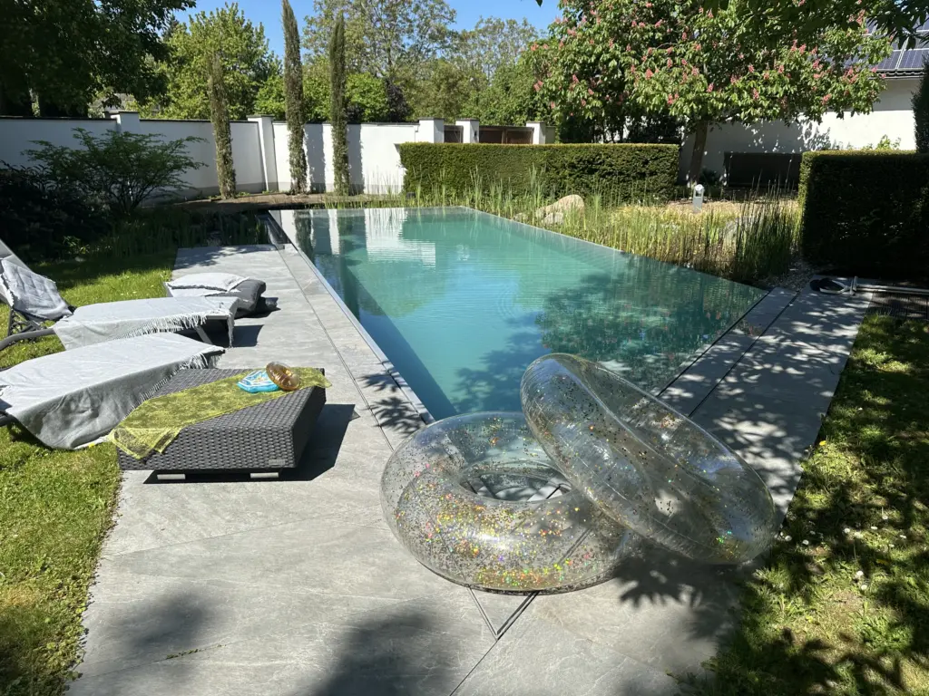 Hybridpool auf Salzwasserbasis als Überlaufpool