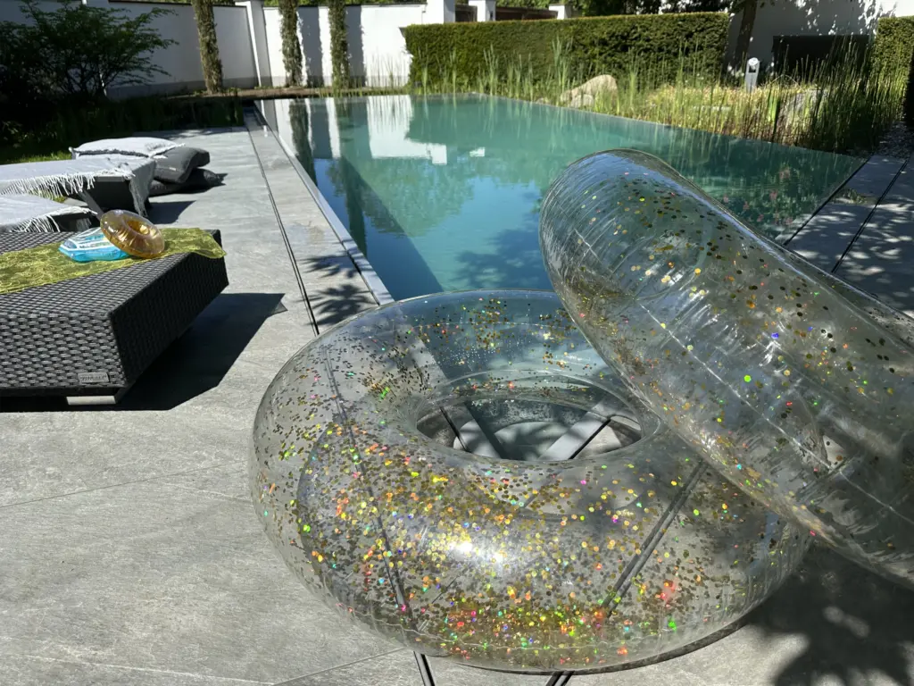 Hybridpool auf Salzwasserbasis als Überlaufpool