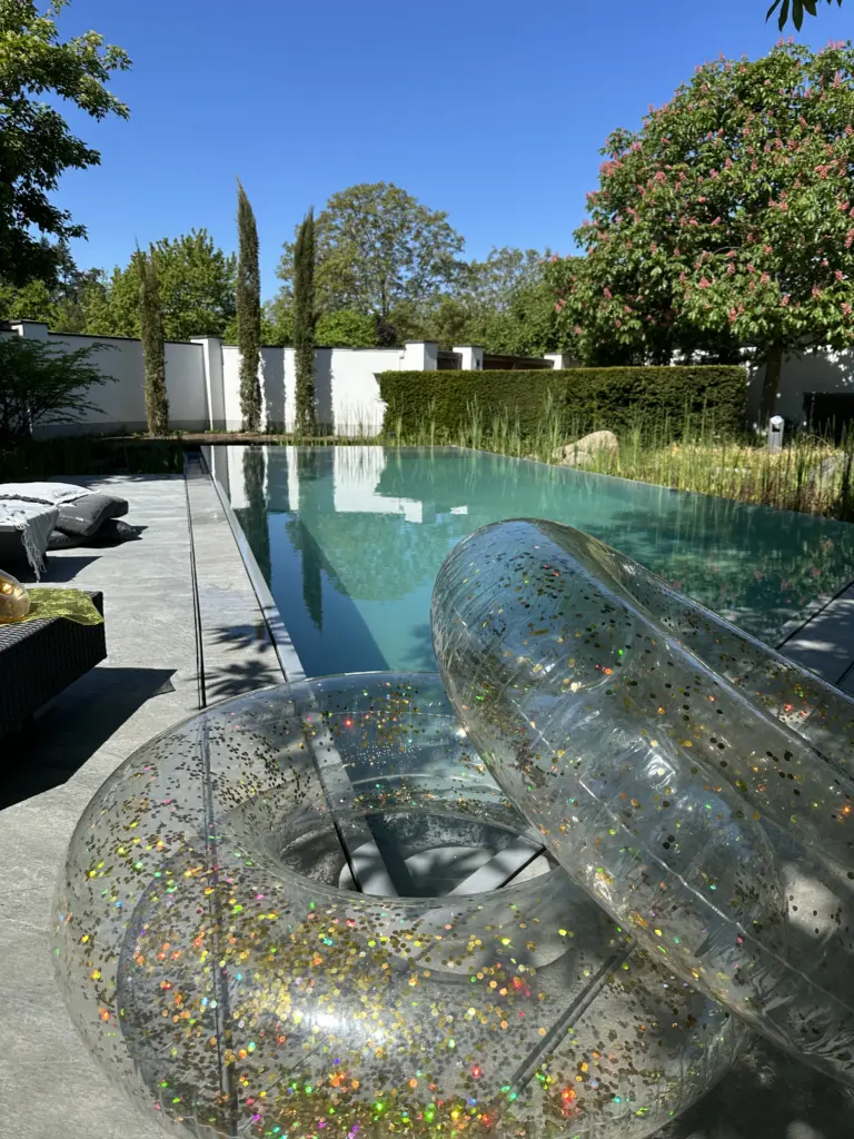 Hybridpool auf Salzwasserbasis als Überlaufpool