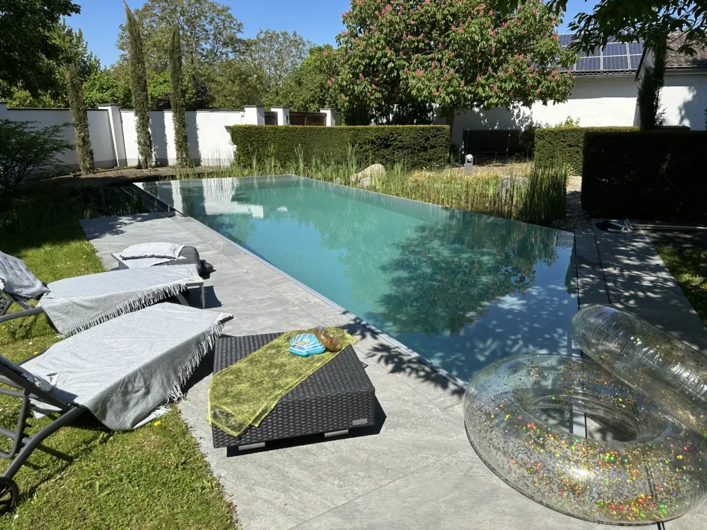 Hybridpool auf Salzwasserbasis als Überlaufpool