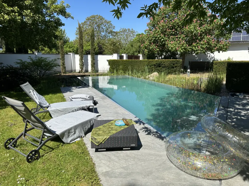 Hybridpool auf Salzwasserbasis als Überlaufpool