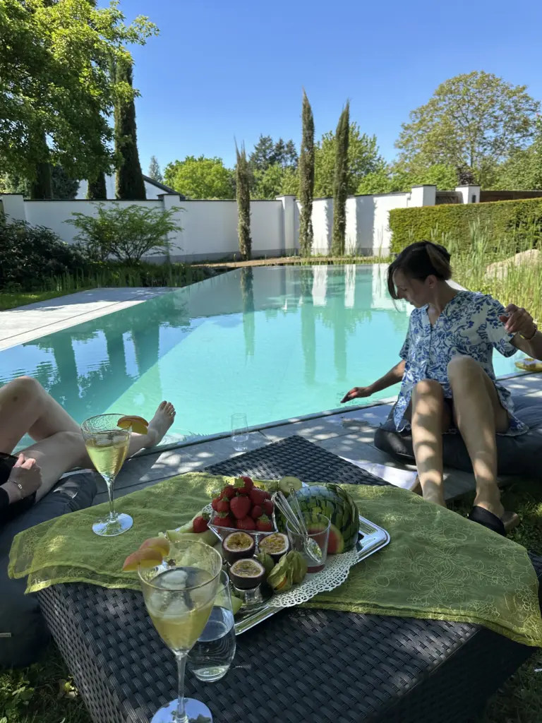 Hybridpool auf Salzwasserbasis als Überlaufpool