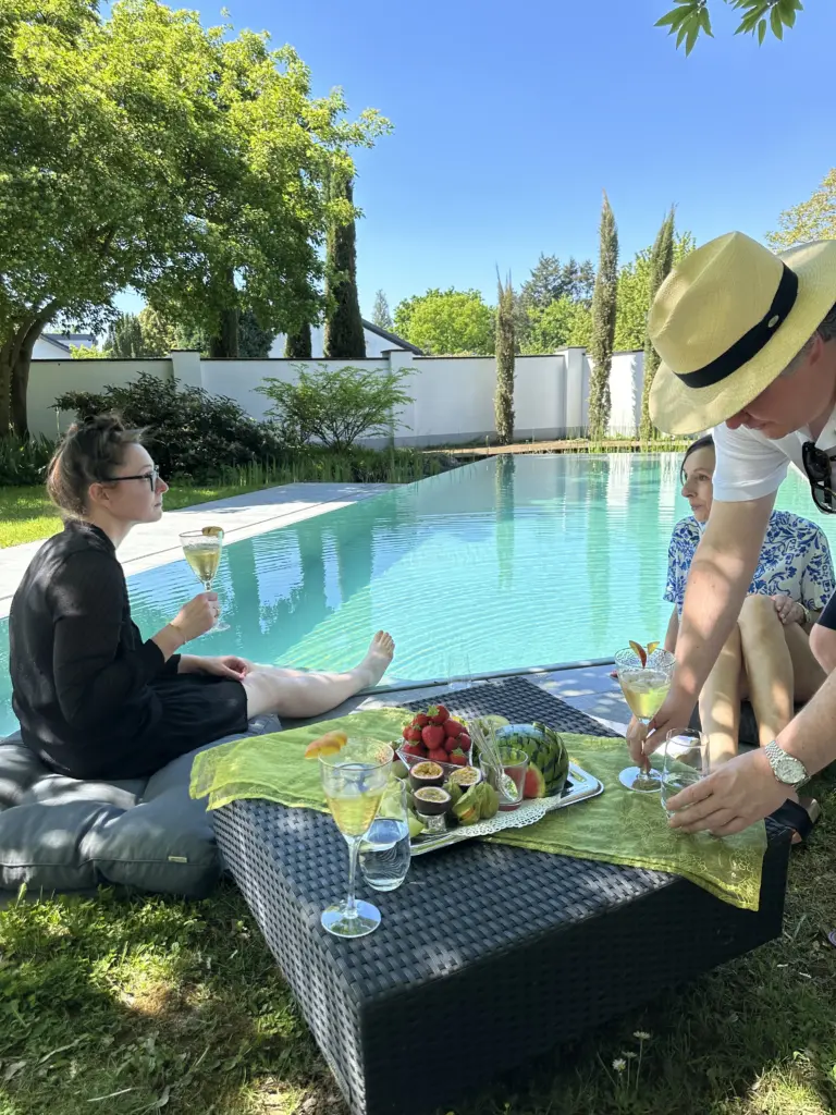 Hybridpool auf Salzwasserbasis als Überlaufpool