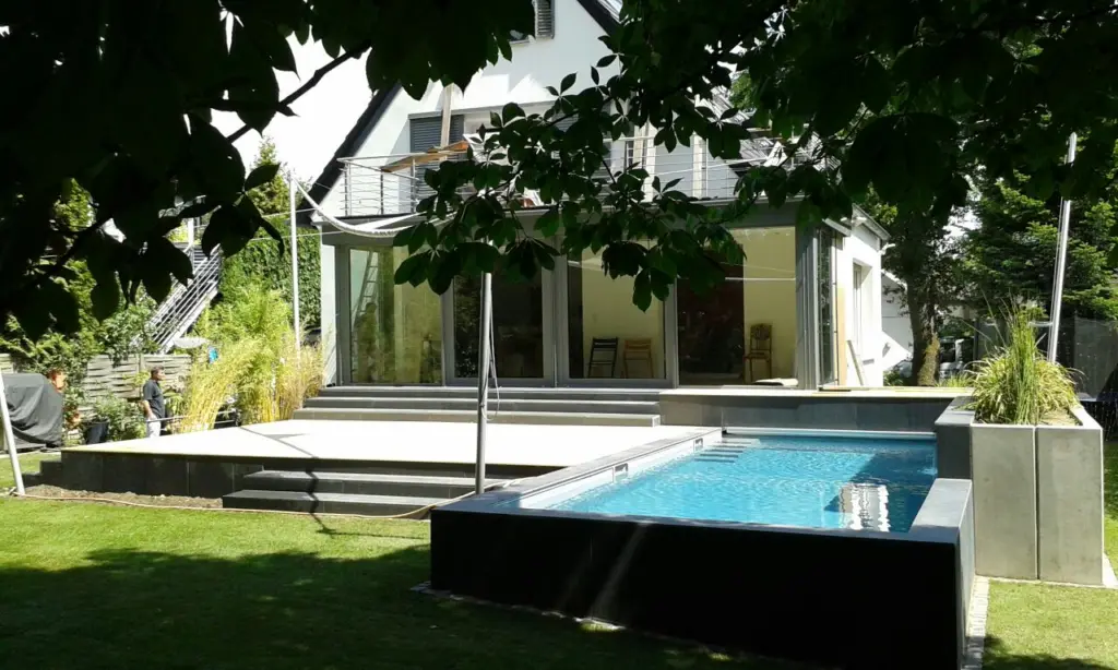 Geradliniger Pool mit Sonnensegel