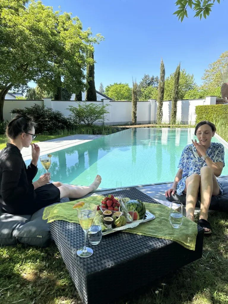 Hybridpool auf Salzwasserbasis als Überlaufpool