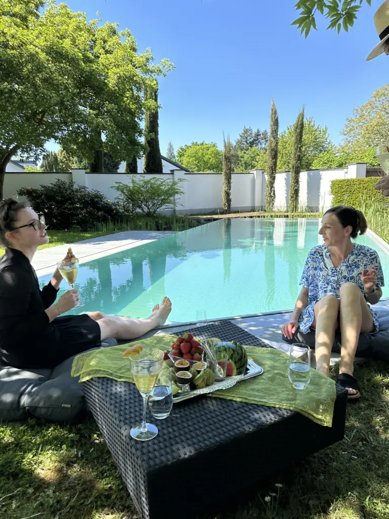 Hybridpool auf Salzwasserbasis als Überlaufpool
