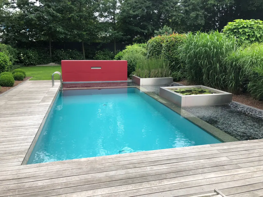 Pool mit Holzterrasse und Gartengestaltung