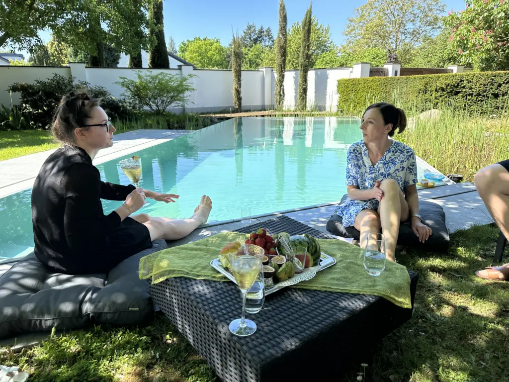 Hybridpool auf Salzwasserbasis als Überlaufpool