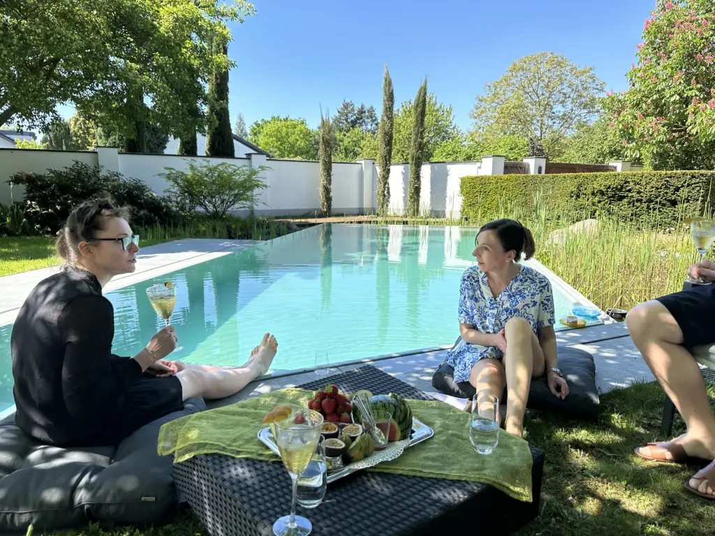 Hybridpool auf Salzwasserbasis als Überlaufpool