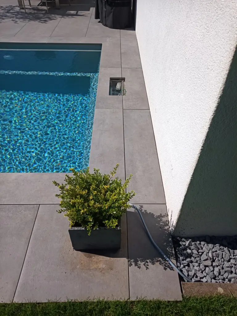 Pool mit moderner Belagsfläche