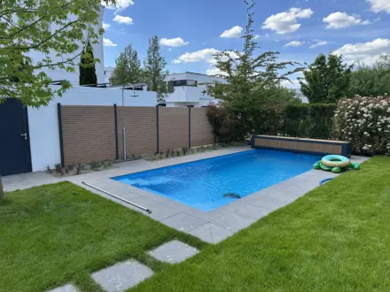 CompassPool mit Außendusche, Holzsitzbank und Sichtschutz