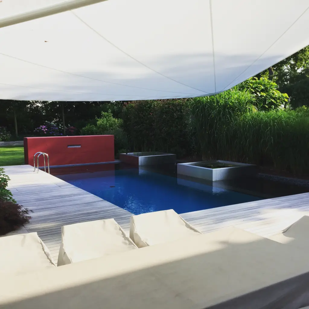 Pool mit Holzterrasse und Gartengestaltung