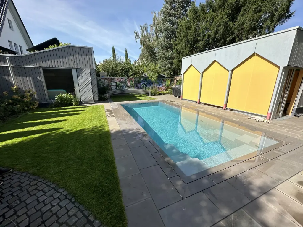 CompassPool als Überlaufpool mit Terrassenfläche und Überdachung