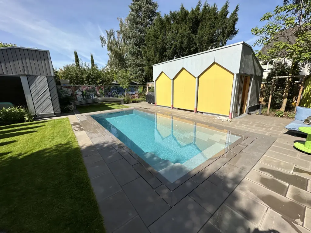 CompassPool als Überlaufpool mit Terrassenfläche und Überdachung