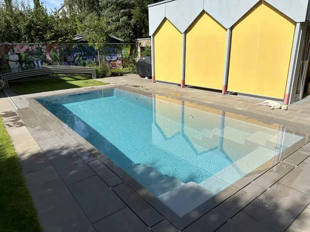 CompassPool als Überlaufpool mit Terrassenfläche und Überdachung