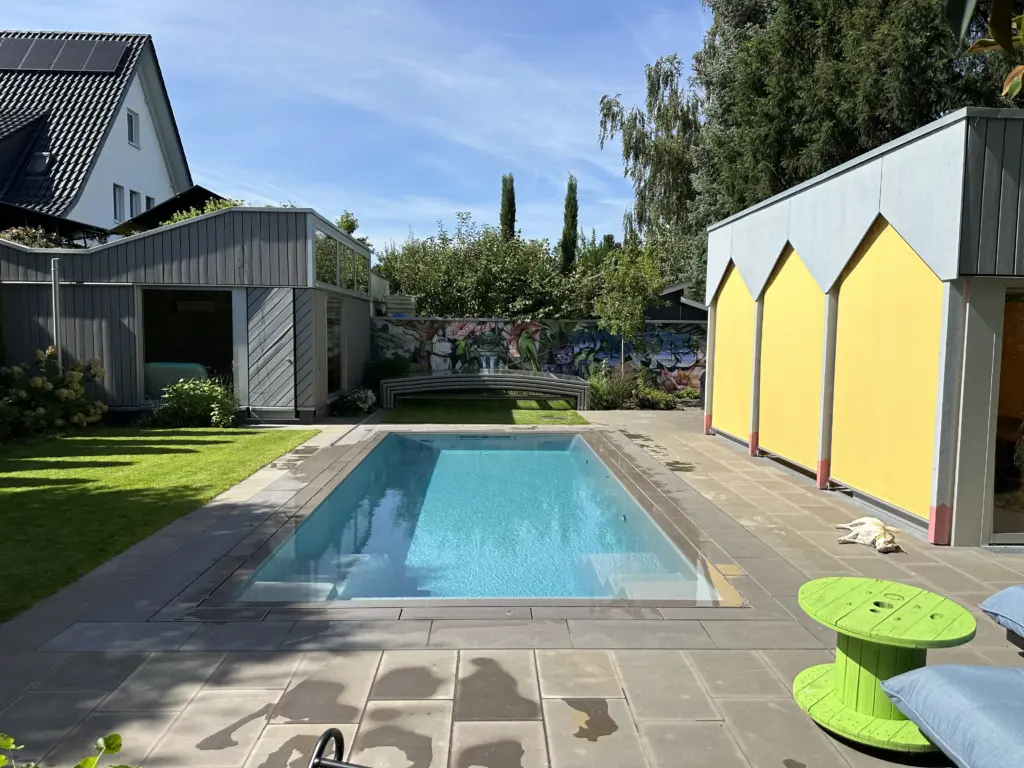 CompassPool als Überlaufpool mit Terrassenfläche und Überdachung