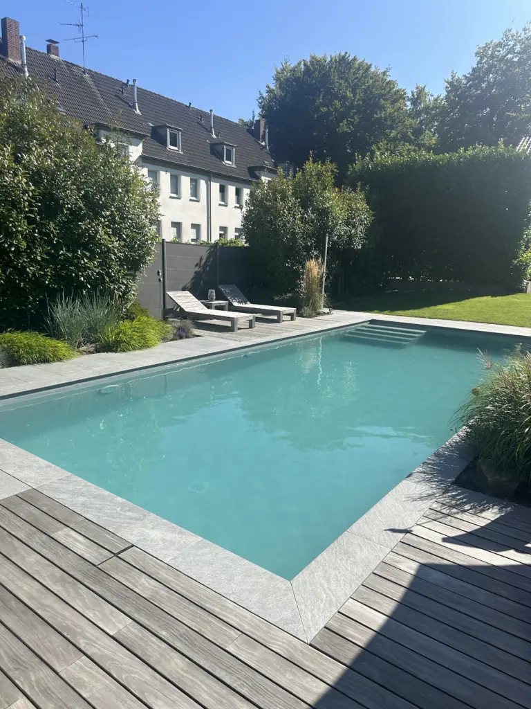 Salzwasserpool inmitten gepflegter Grünflächen