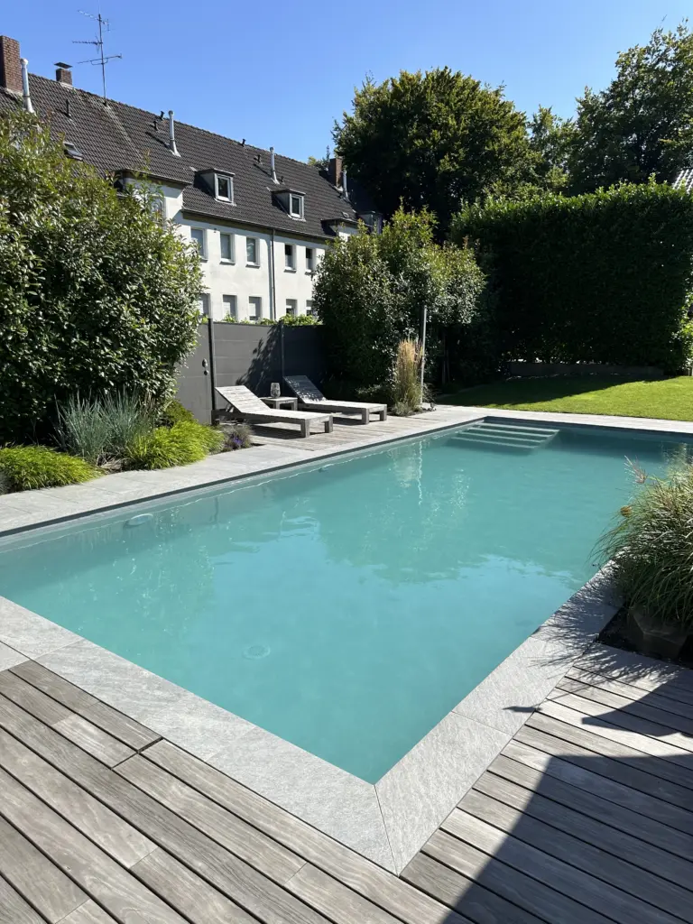 Salzwasserpool inmitten gepflegter Grünflächen
