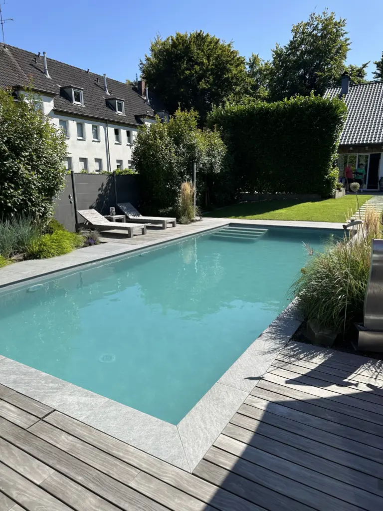 Salzwasserpool inmitten gepflegter Grünflächen